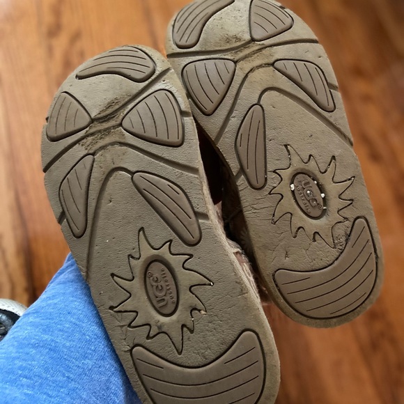 Logo UGGS - Picture 5 of 8